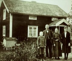 103. August & Mathilda Modig, Västantorp med Anna och David.