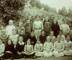 135. Skolkort från Fuld (omkring 1916) Fröken Elisabet. Ingrid & Anna 