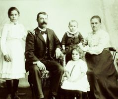 151. Adolf Karlsson, Bönemåla, med hustru Emma samt barnen Nancy (ståe