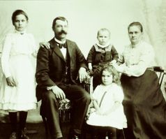 151. Adolf Karlsson, Bönemåla, med hustru Emma samt barnen Nancy (ståe