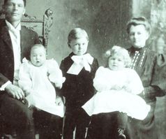 152. Albin Karlsson, Snötomta, med fru Hilma samt barnen Earl, Paul oc
