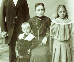 155. Oskar Edlund med fru och barn.