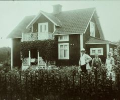 183. Karl- August Engkvist i Ängen framför sin villa. I mitten Mathild