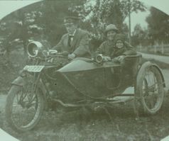 191. Bror Modig med fru & dotter på sidovagnsmaskin. Borde vara ihop m