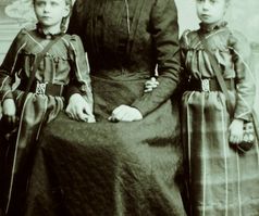 192. Lärarinnan Maria Olsson med två flickor. (hennes syskonbarn kansk