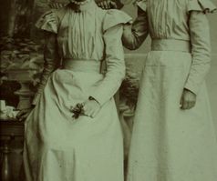 209. Kyrkoherde Alfred Johanssons döttrar  Helfrid och Gertrud.