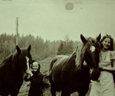 31. Två flickor med två hästar.