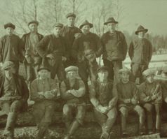 4. Arbetslag vid sågen vid Ängen år 1928.