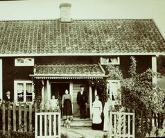 80. August Nilsson med familj vid Emaus arrendatorsbostad.