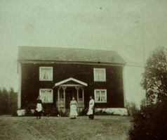 87. Gamla huset i Alhagen (Fuld), Augusta Svensson och 2 flickor.