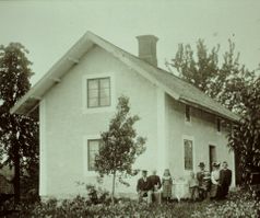 93. Familjen Bengtsson utanför sitt hus i Stjälkhammar.
