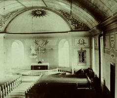 96. Ukna kyrka, gammal interiör (ljust kors med mörkare kant)