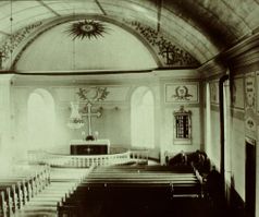 96. Ukna kyrka, gammal interiör (ljust kors med mörkare kant)